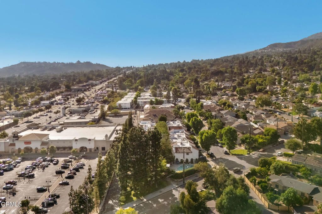 Image 46 of property listing at 3200 Fairesta Street 16, Glendale, CA 91214