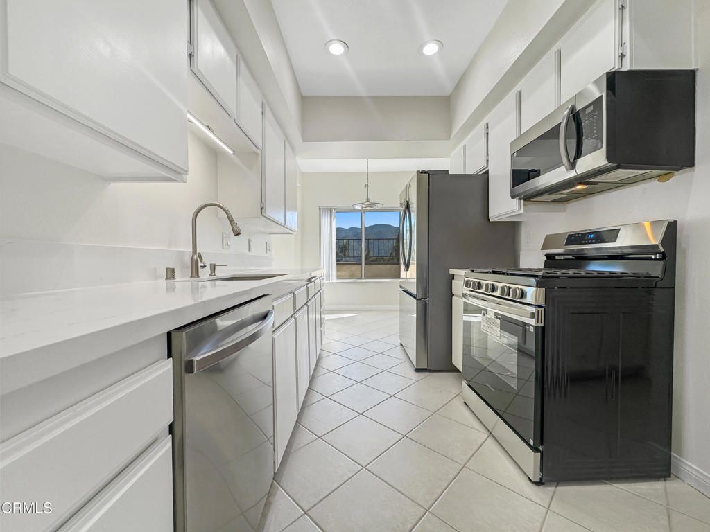 Image 5 of property listing at 3200 Fairesta Street 16, Glendale, CA 91214