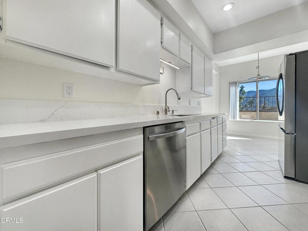 Image 6 of property listing at 3200 Fairesta Street 16, Glendale, CA 91214