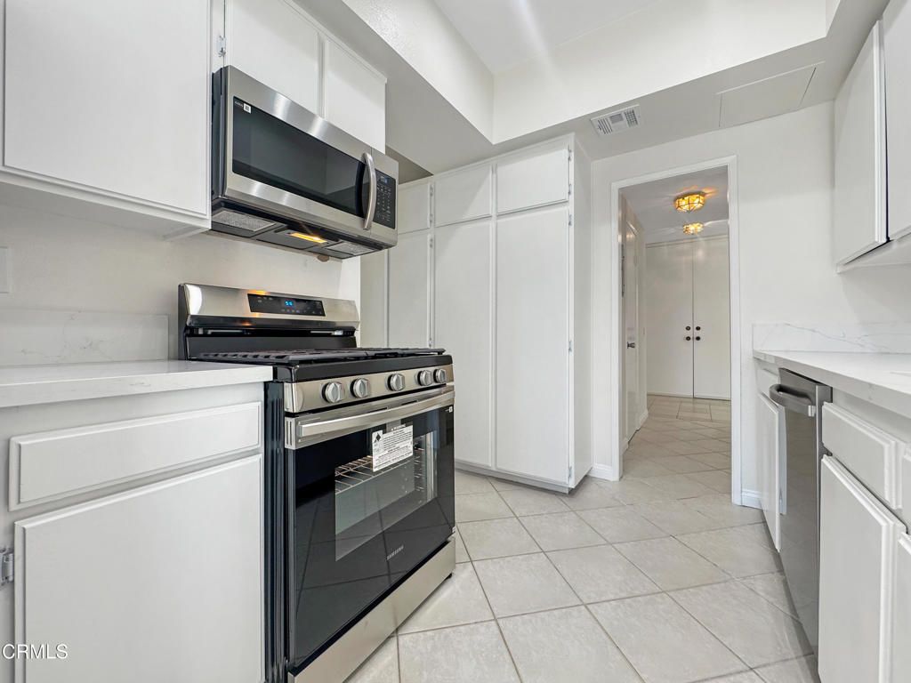 Image 7 of property listing at 3200 Fairesta Street 16, Glendale, CA 91214