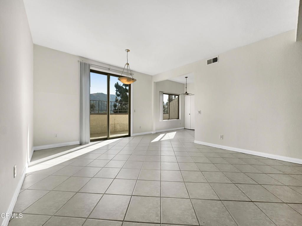 Image 9 of property listing at 3200 Fairesta Street 16, Glendale, CA 91214