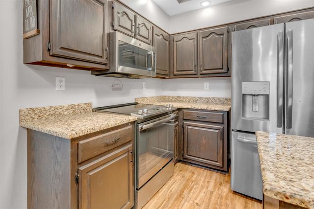 690 ROLLING OAKS LN, Collierville, TN 38017