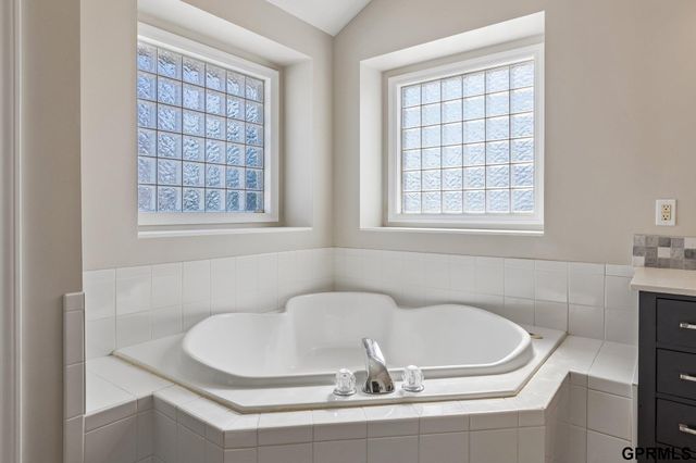 4811 N 142Nd Street, Omaha, NE 68164