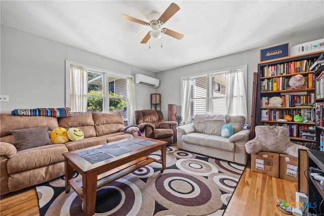 1009 E Leon Street, Gatesville, TX 76528