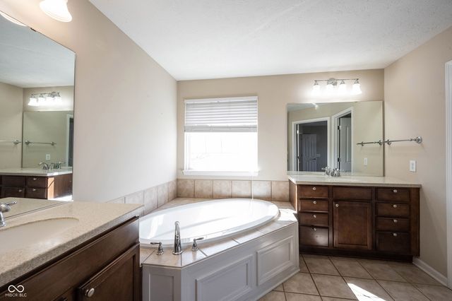 13086 Avon Cross Way, Fishers, IN 46037