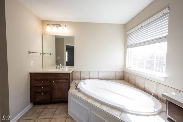 13086 Avon Cross Way, Fishers, IN 46037