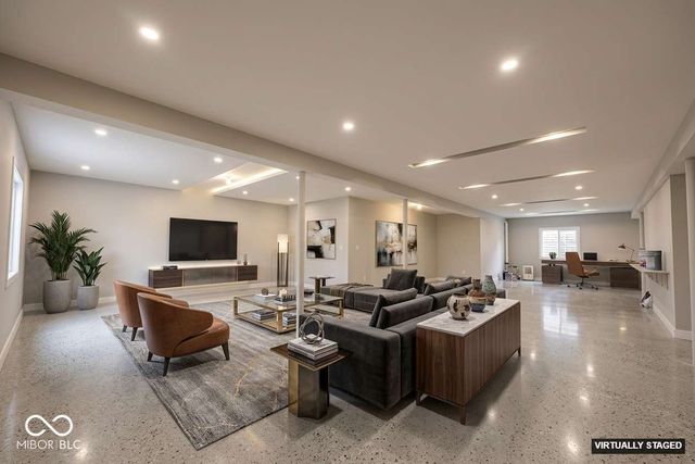 13086 Avon Cross Way, Fishers, IN 46037