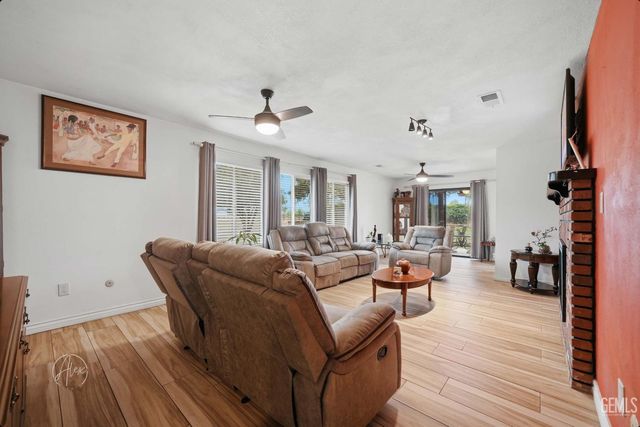 253 E McKee Road, Bakersfield, CA 93307