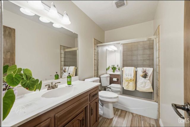 253 E McKee Road, Bakersfield, CA 93307