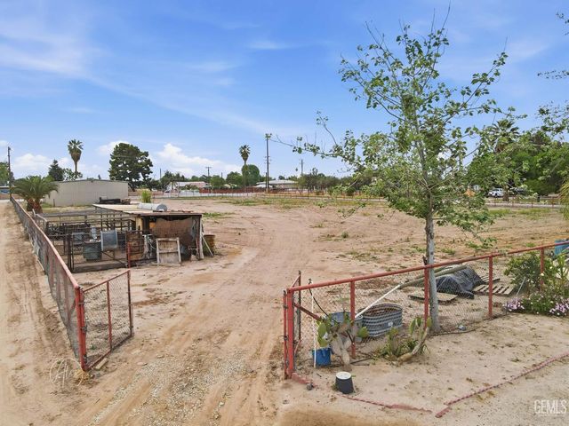 253 E McKee Road, Bakersfield, CA 93307