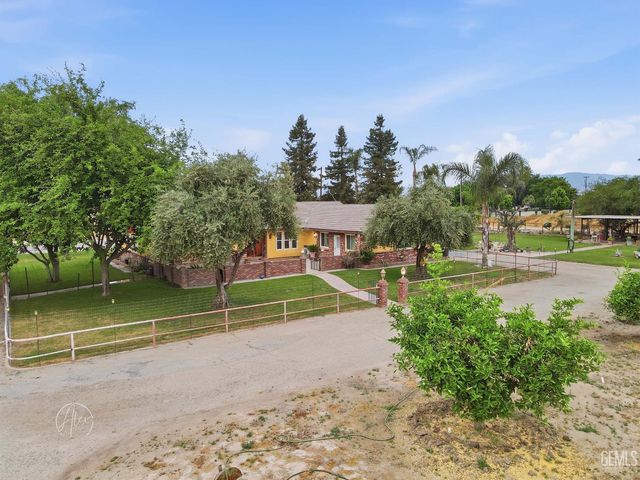 253 E McKee Road, Bakersfield, CA 93307