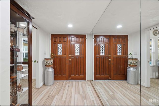 253 E McKee Road, Bakersfield, CA 93307