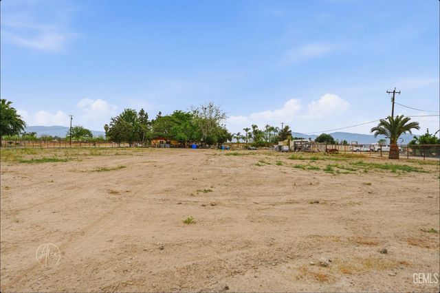 253 E McKee Road, Bakersfield, CA 93307