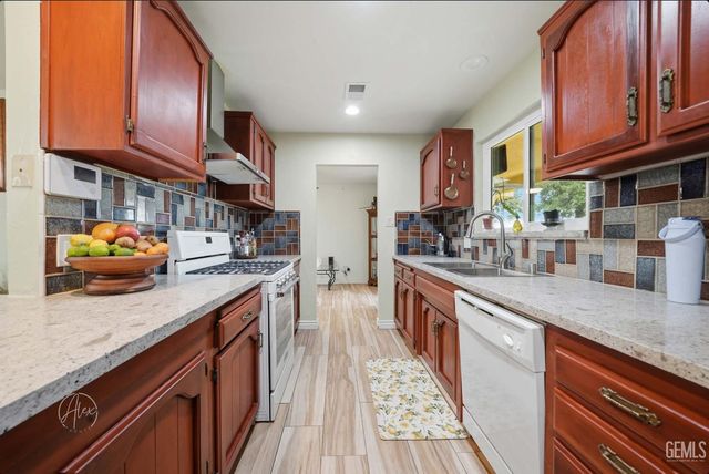 253 E McKee Road, Bakersfield, CA 93307