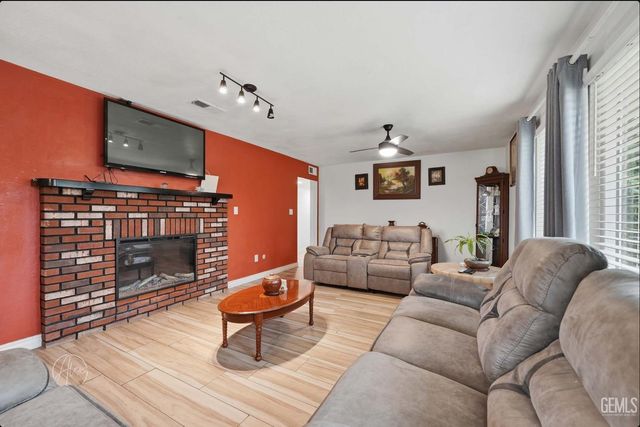 253 E McKee Road, Bakersfield, CA 93307