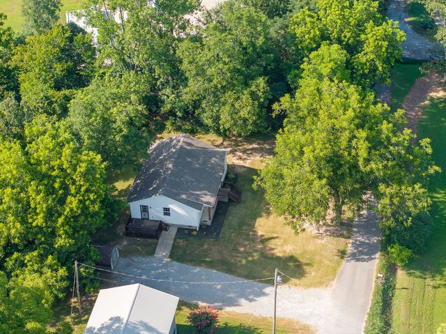 88 W Rogers Cir, Decaturville, TN 38329