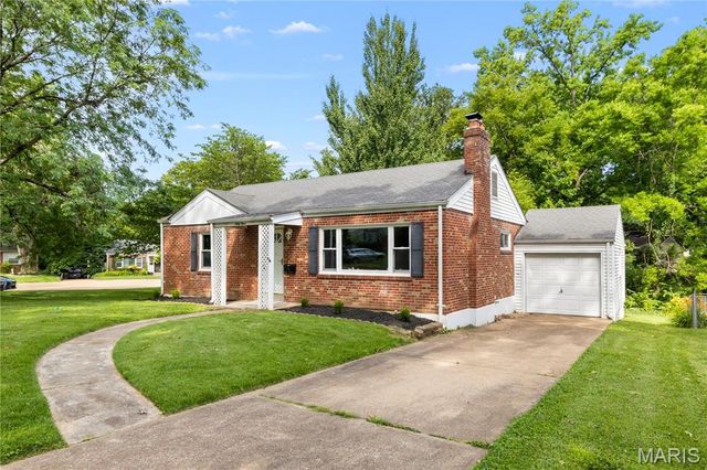 63 Turf Court, Webster Groves, MO 63119