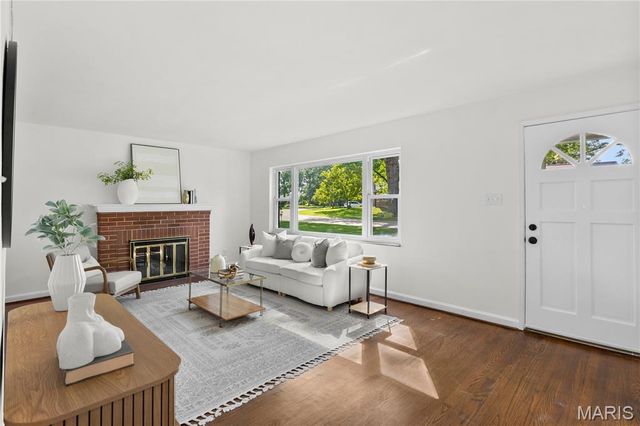 63 Turf Court, Webster Groves, MO 63119