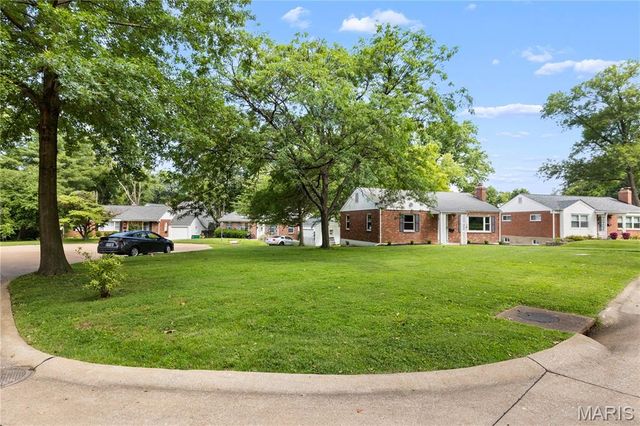 63 Turf Court, Webster Groves, MO 63119