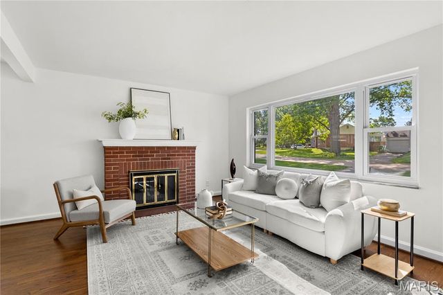 63 Turf Court, Webster Groves, MO 63119