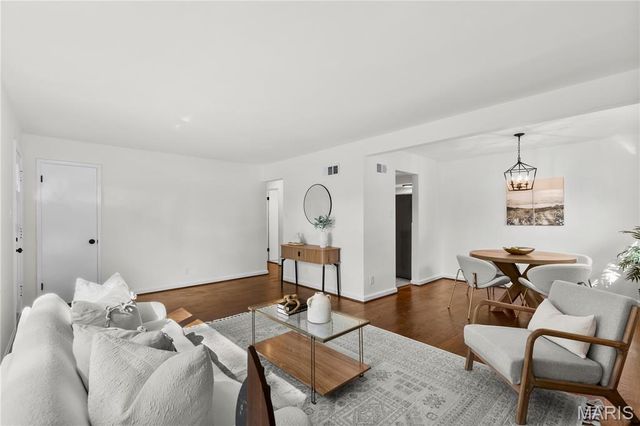 63 Turf Court, Webster Groves, MO 63119