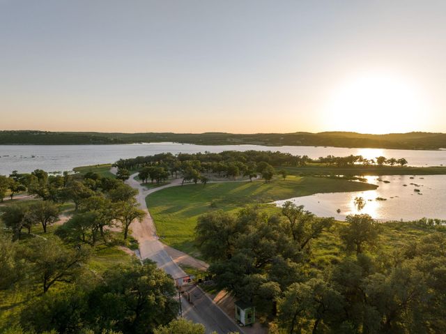 160 Lakefront DR, Point Venture, TX 78645