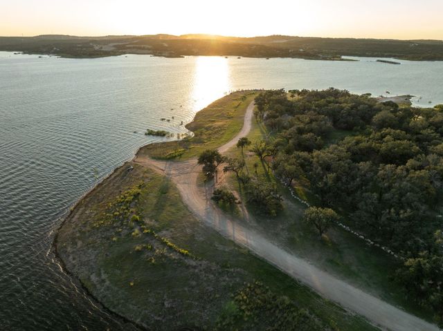 160 Lakefront DR, Point Venture, TX 78645
