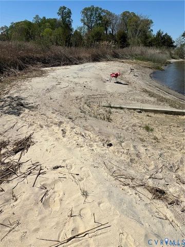 135 Trudie Dr, Center Cross, VA 22437