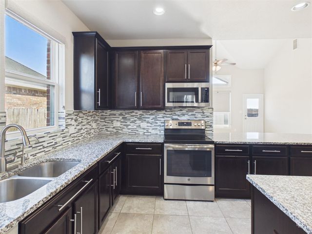 310 Hibiscus DR, Hutto, TX 78634