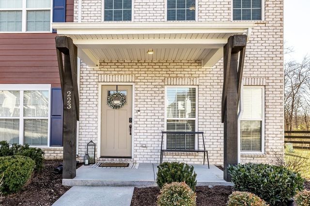 223 Holywell Dr, Gallatin, TN 37066