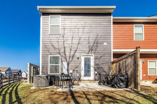 223 Holywell Dr, Gallatin, TN 37066