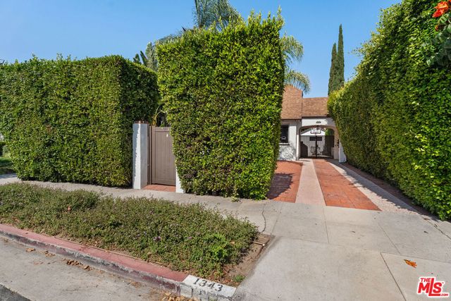 1343 Carmona Avenue, Los Angeles, CA 90019