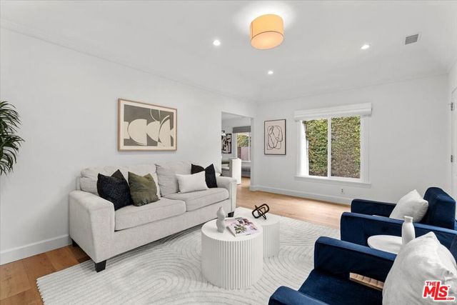 1343 Carmona Avenue, Los Angeles, CA 90019