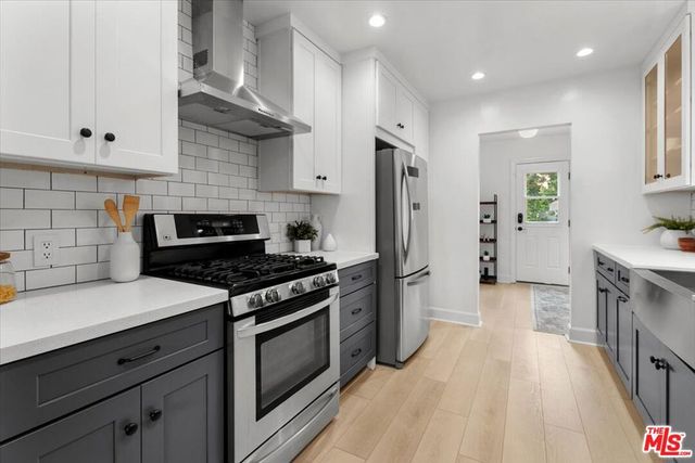 1343 Carmona Avenue, Los Angeles, CA 90019