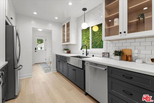 1343 Carmona Avenue, Los Angeles, CA 90019