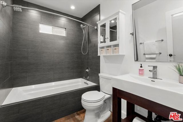 1343 Carmona Avenue, Los Angeles, CA 90019