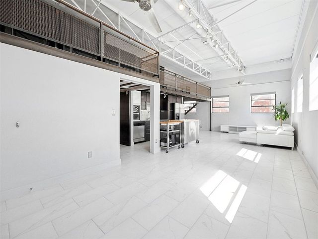 215 N Walton Street 2, Dallas, TX 75226