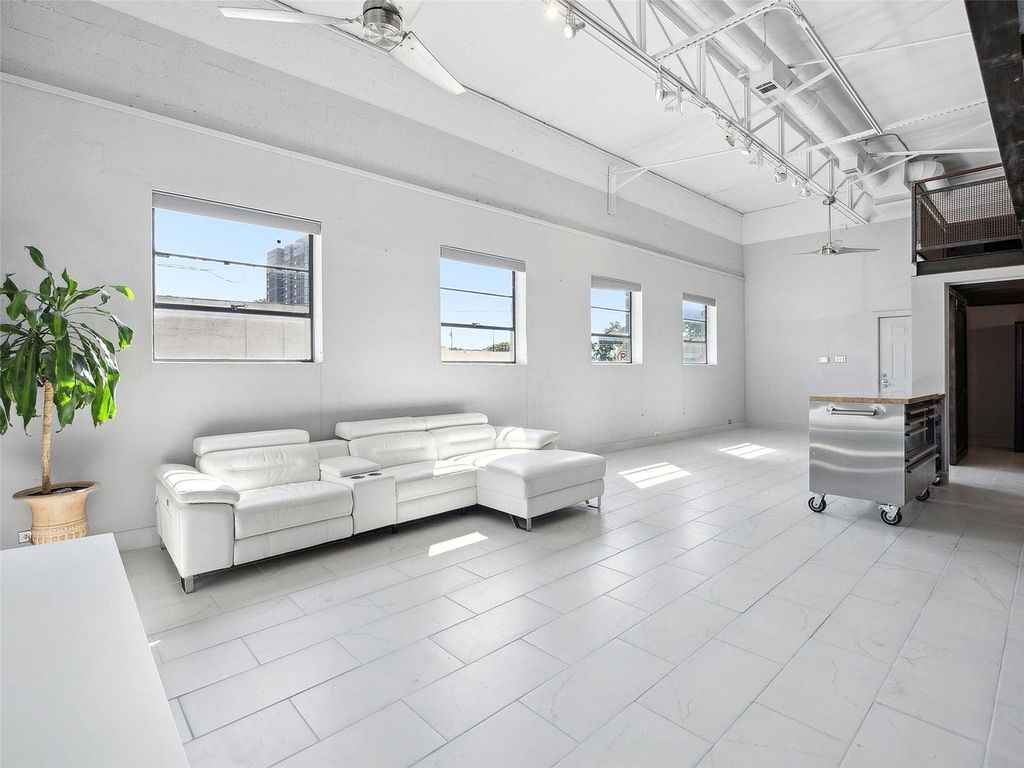 215 N Walton Street 2, Dallas, TX 75226