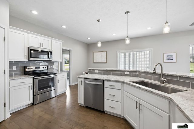 1426 E 9th Street, Hickman, NE 68372