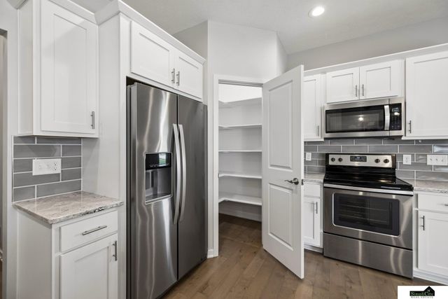 1426 E 9th Street, Hickman, NE 68372