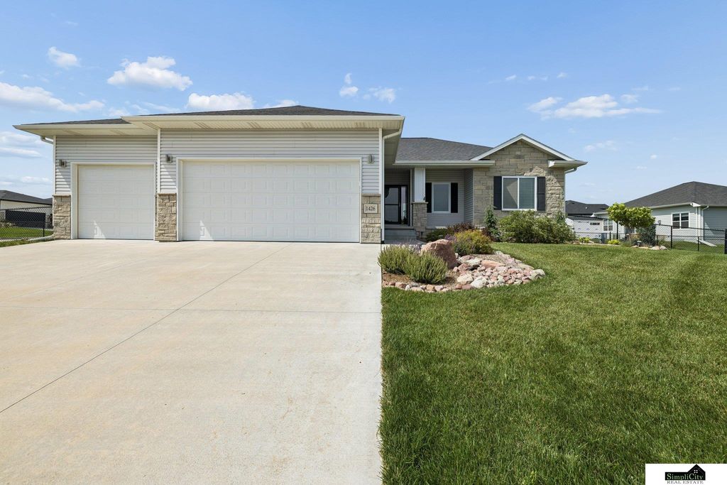 1426 E 9th Street, Hickman, NE 68372