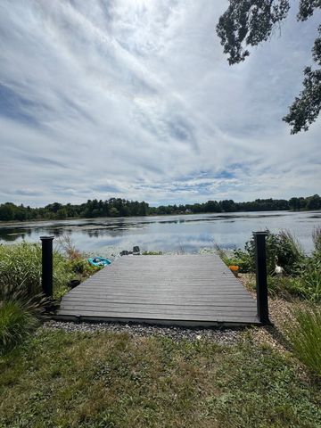 8 Calvin St, Ayer, MA 01432