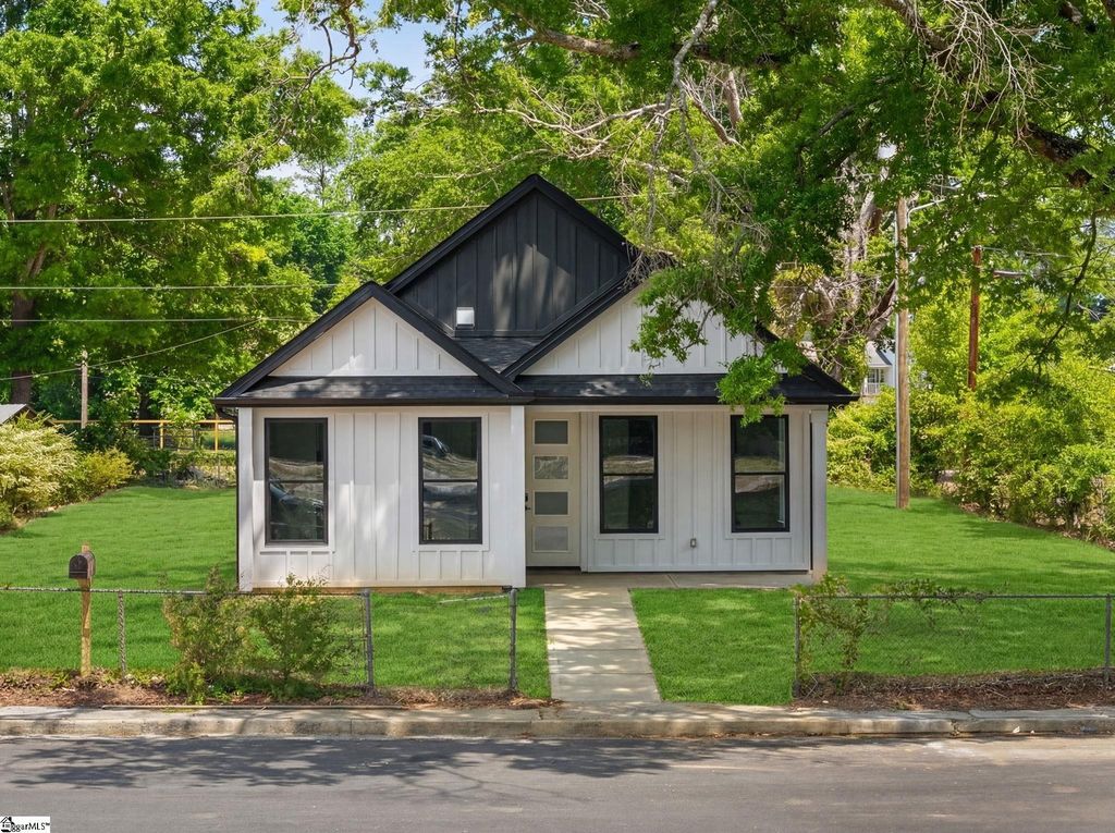 223 Oak Street, Clinton, SC 29325