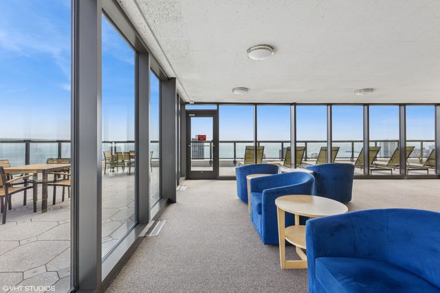1560 N Sandburg Terrace 2105, Chicago, IL 60610