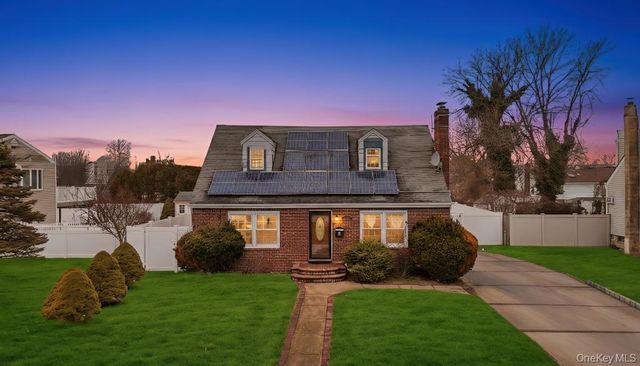 212 Bergen Court, Copiague, NY 11726