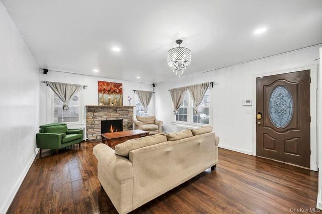 212 Bergen Court, Copiague, NY 11726