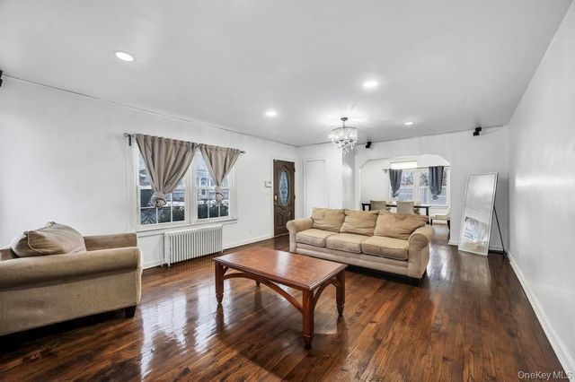 212 Bergen Court, Copiague, NY 11726