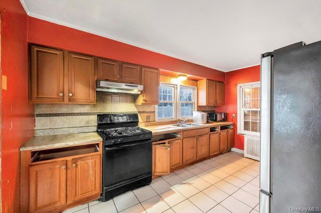 212 Bergen Court, Copiague, NY 11726