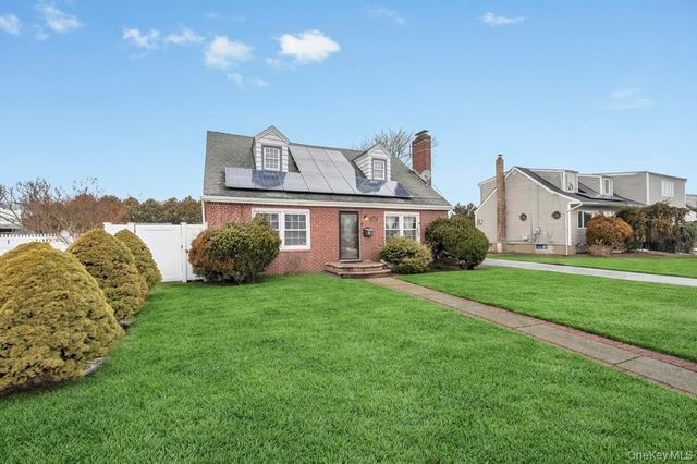 212 Bergen Court, Copiague, NY 11726