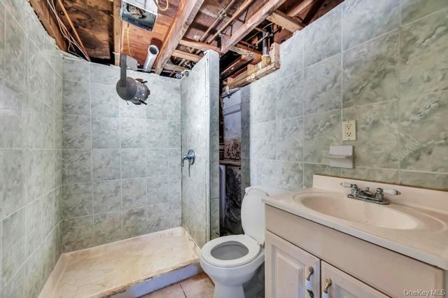 212 Bergen Court, Copiague, NY 11726